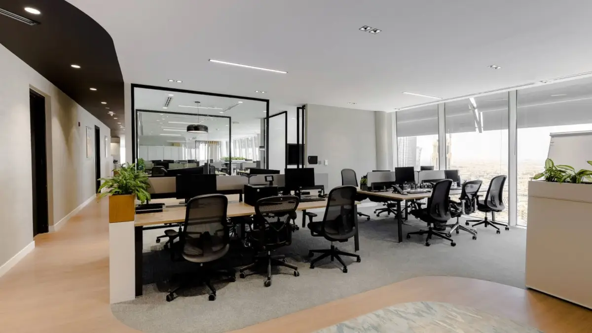 A modern and spacious home-office design in London by Oraanj Interior Design, featuring ergonomic furniture and natural lighting.